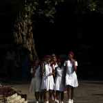 Élèves en uniforme scolaire marchant ensemble