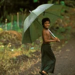 Enfant sous un parapluie en forêt tropicale