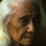 Portrait d'une personne âgée aux cheveux blancs