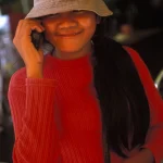 Fille avec chapeau parlant au téléphone