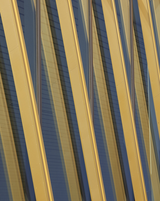 AKG8856319.webp Façade moderne avec structures jaunes et reflets – Image 1