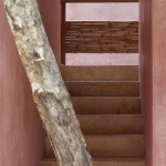 Escalier en béton rouge avec balustrade en bambou