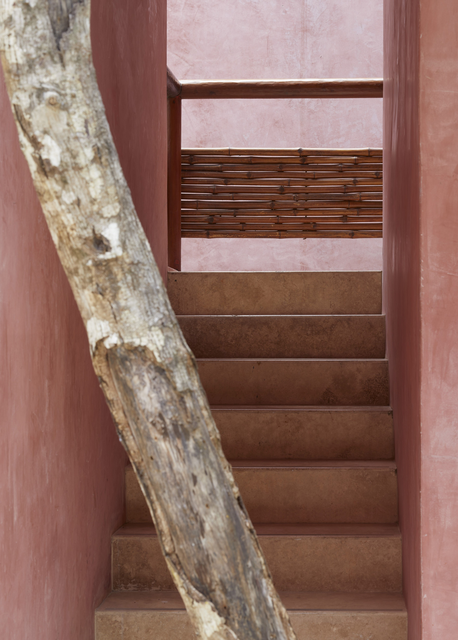 AKG8856358.webp Escalier en béton rouge avec balustrade en bambou – Image 1