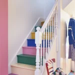 Escalier coloré avec chaise et poupées