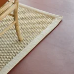 Tapis en jute et chaise en bois sur sol rouge
