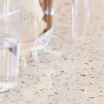 Eau dans un verre et une carafe sur un comptoir