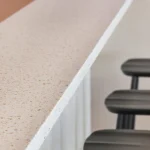Comptoir de cuisine moderne avec tabourets