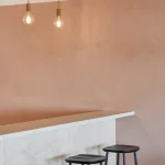 Intérieur minimaliste avec tabourets de bar et ampoules suspendues