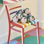 Chaise multicolore avec des peluches tricotées