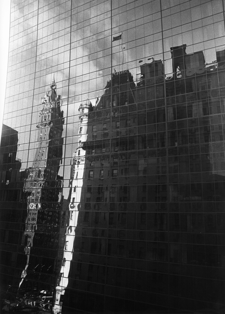 AKG8868354.webp Reflet de bâtiments dans des fenêtres modernes – Image 1