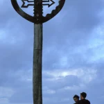 Couple sous un symbole d'amour en plein air