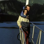 Couple profitant d'une vue panoramique sur un lac et des montagnes