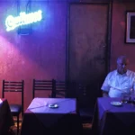 Dîner solitaire dans un restaurant éclairé au néon