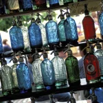 Bouteilles de Siphon Colorées en Vitrine