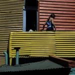 Enfant sur un balcon coloré