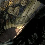 Femme avec eventail et voile en dentelle noire