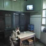 Homme âgé assis seul dans un café