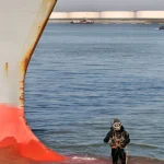 Plongeur industriel travaillant près d'un navire dans un port