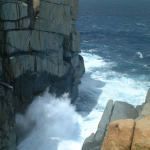 Falaises Rocheuses et Vagues Déferlantes