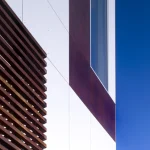 Façade moderne avec volets en bois et fenêtre