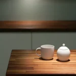 Tasse et pot de sucre sur une table en bois
