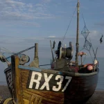 Petit bateau de pêche sur la plage par une journée ensoleillée