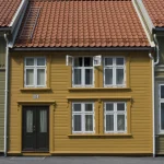 Maison en bois avec toit en tuiles rouges et double fenêtres