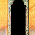 Porte traditionnelle ornée de motifs colorés