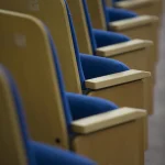 Rangée de Chaises Vides en Amphi