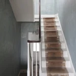Escalier intérieur en bois usé avec mur bleu