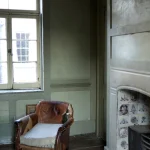 Vieux fauteuil en cuir dans une pièce ancienne