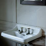 Lavabo vintage avec miroir dans une salle de bain