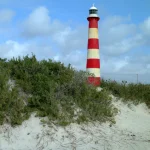 Phare Rouge et Blanc sur une Dune de Sable