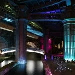 Pont illuminé au-dessus d'un canal nocturne