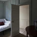 Intérieur de chambre rustique avec porte ouverte