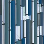 Façade de bâtiment moderne avec volets bleus
