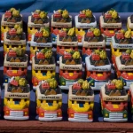 Souvenirs colorés de bus de Cartagena sur un marché