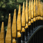 Clôture métallique dorée en extérieur