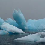 Icebergs bleutés sur un océan calme