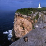 Falaise avec Phare sous un Ciel Bleu