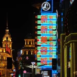 Enseignes lumineuses dans les rues de Shanghai la nuit