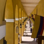 Passage couvert orné de drapeaux