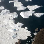 Vue aérienne d'icebergs flottant en Arctique
