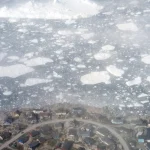 Vue aérienne d'un village arctique avec des plaques de glace