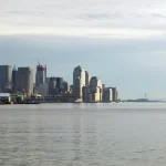 Vue sur la skyline de New York depuis l'eau