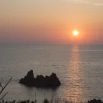 Coucher de soleil sur la mer avec rochers