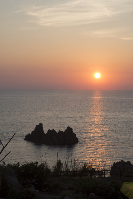 AKG8949316.webp Coucher de soleil sur la mer avec rochers – Image 1