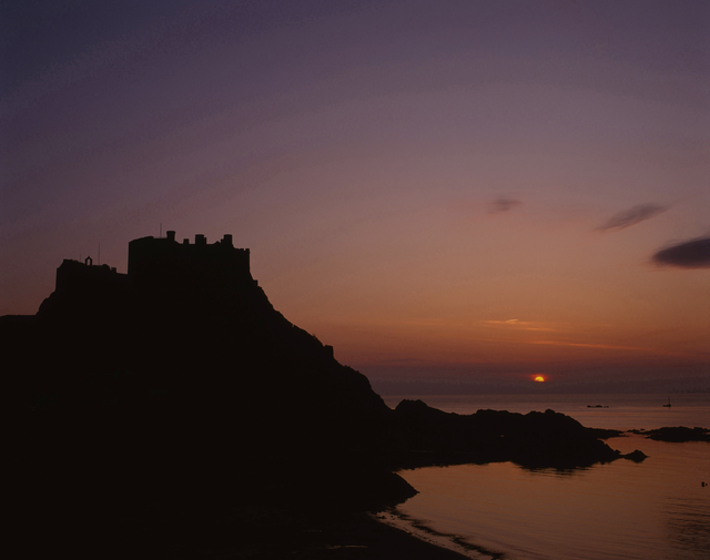 AKG8949317.webp Château en silhouette au coucher du soleil – Image 1