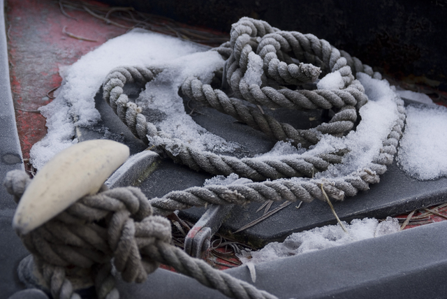 AKG8949357.webp Cordage de bateau gelé en hiver – Image 1