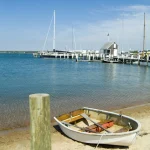 Ponton avec bateau ancré sur la plage